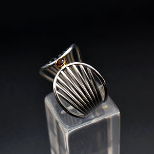 Whispering Curves: A Silver&Gold Ring Inspired by Femininity