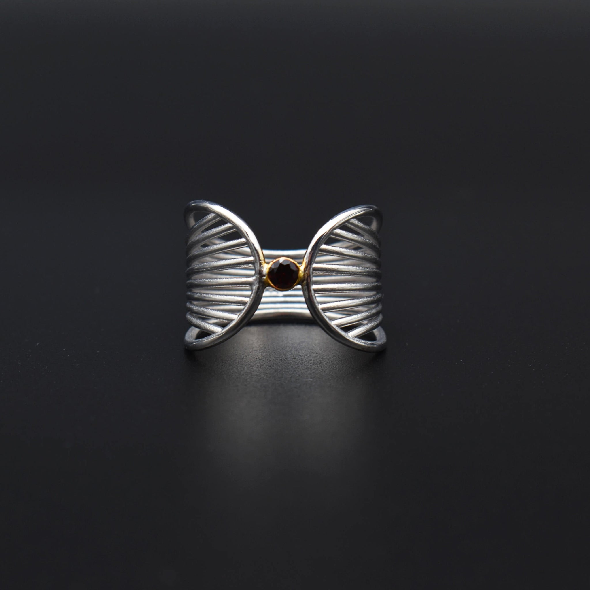 Whispering Curves: A Silver&Gold Ring Inspired by Femininity