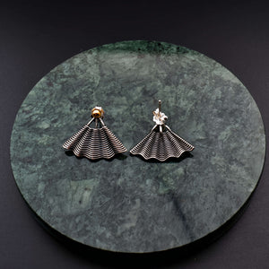 This file contains a concise description of handcrafted earrings made from sterling silver and 14K gold. The earrings have a unique hand fan shape inspired by straw basket textures, with a small gold granule at the top. They are described as elegant, versatile, and suitable for any occasion.