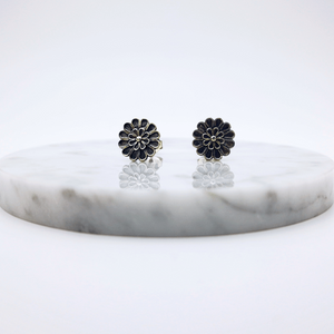 Elegant handcrafted silver earrings that they have  floral shape and pattern of Daisies. The earrings are oxidized. 