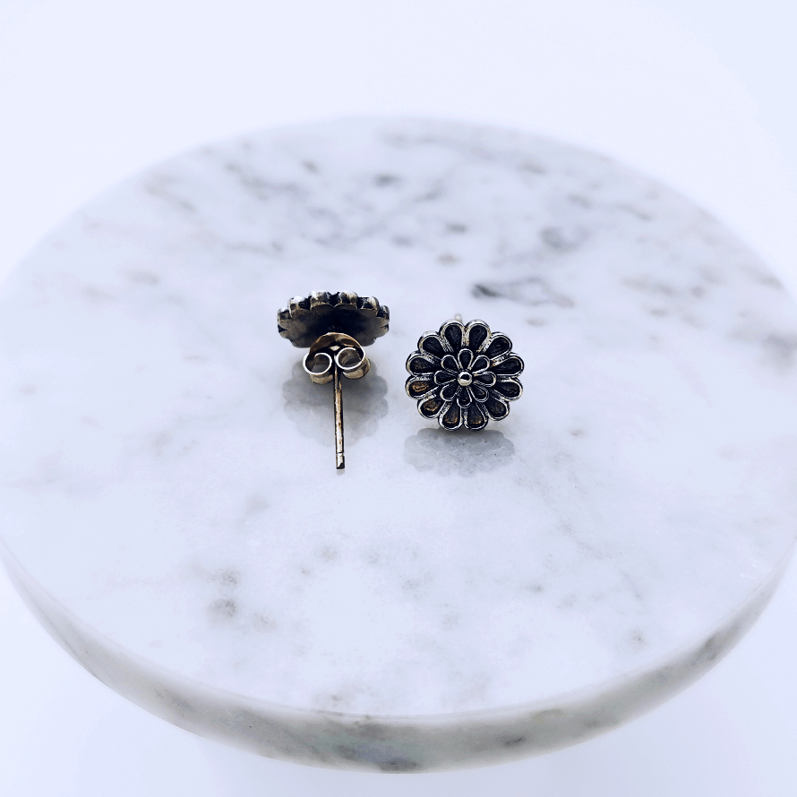 Elegant handcrafted silver earrings that they have  floral shape and pattern of Daisies. The earrings are oxidized. 