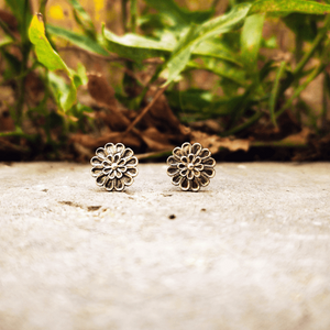 Elegant handcrafted silver earrings that they have  floral shape and pattern of Daisies. The earrings are oxidized. 